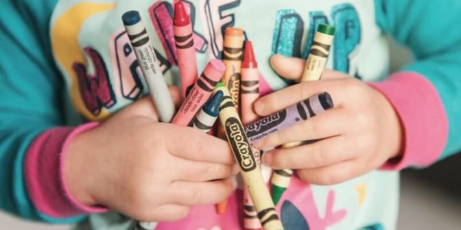 mewarnai gambar pemandangan dengan crayon titi