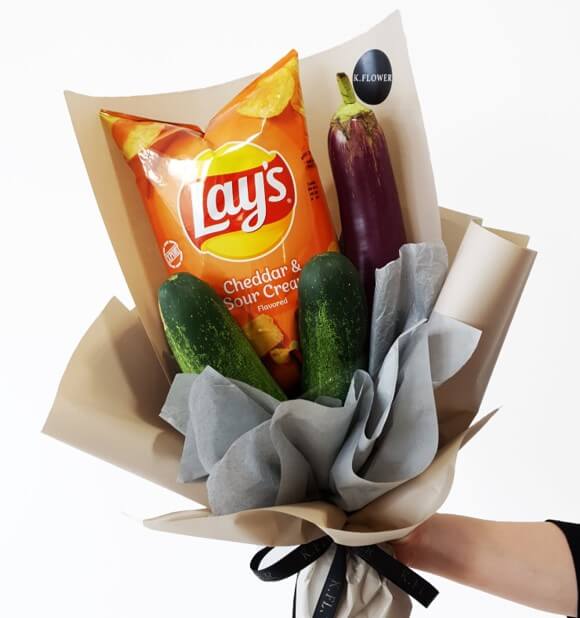 Membuat Kado Buket Snack dari Kertas Kado