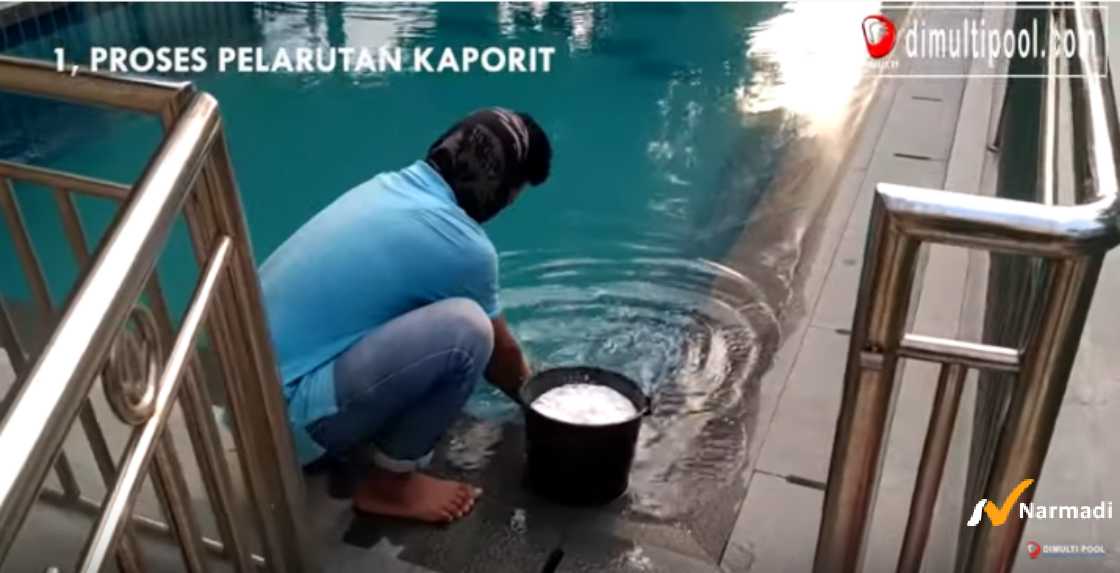 masukkan kaporit / chlorine