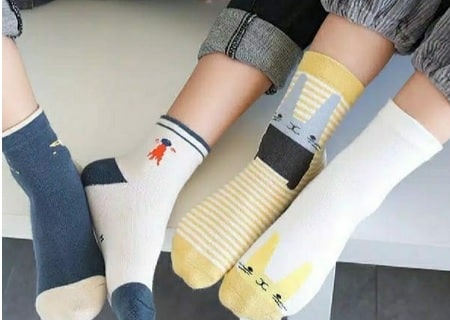 ide kado untuk anak sd - kaos kaki lucu