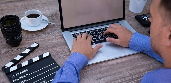 menjadi blogger atau YouTuber