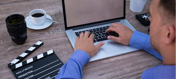 menjadi blogger atau YouTuber