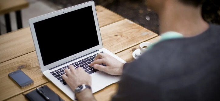 menjadi blogger atau YouTuber