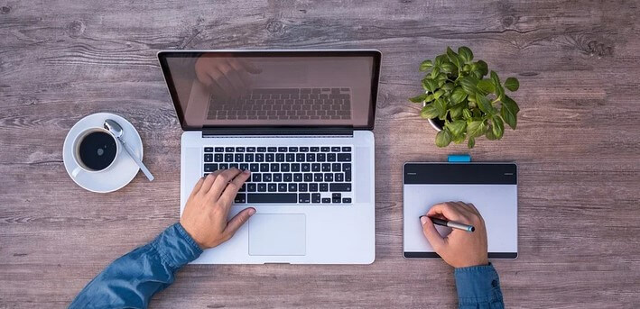 menjadi blogger atau YouTuber