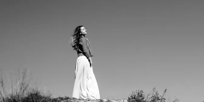 Pilihan Foto profil Hitam Putih untuk cewek