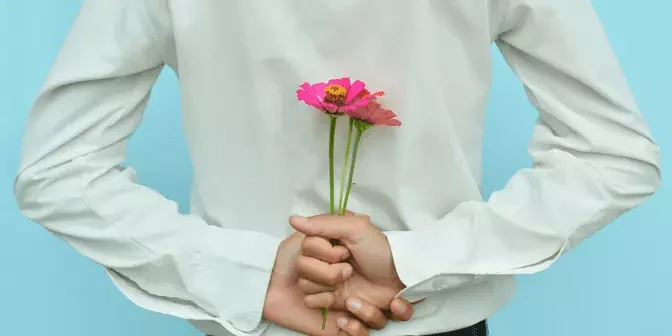 foto laki - laki memegang bunga