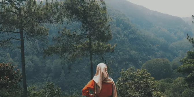 foto profil keren cewek berhijab memandang alam