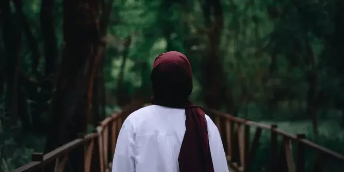 foto profil keren cewek berhijab jalan pergi sendirian