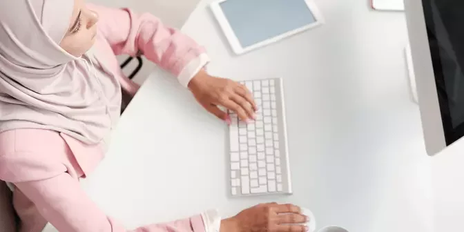 foto profil keren cewek berjilbab kerja