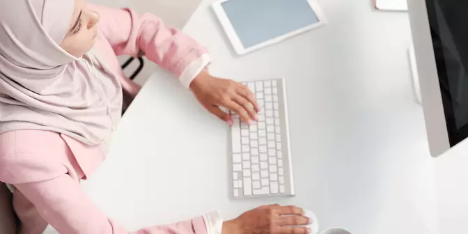 foto profil keren cewek berjilbab kerja