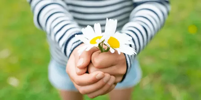 foto profil memegang bunga