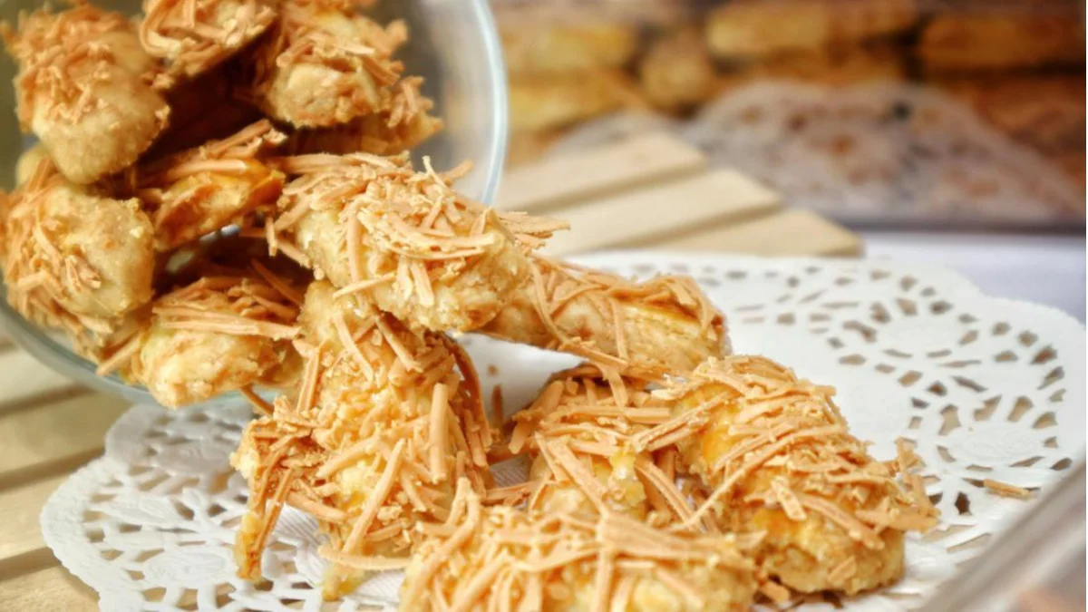 Hidangan Kue Lebaran di Meja yang Serba Keju