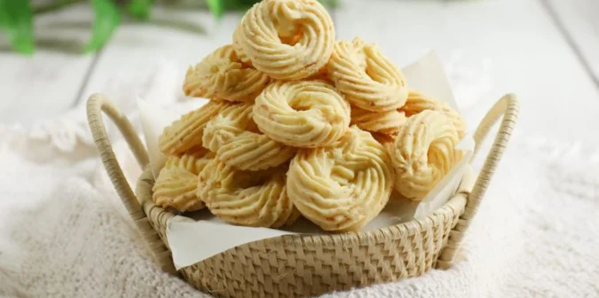 hidangan kue lebaran di meja