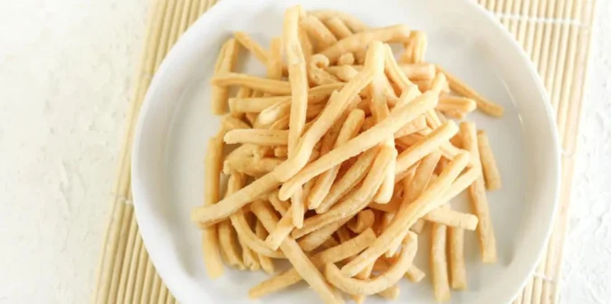 hidangan kue lebaran di meja