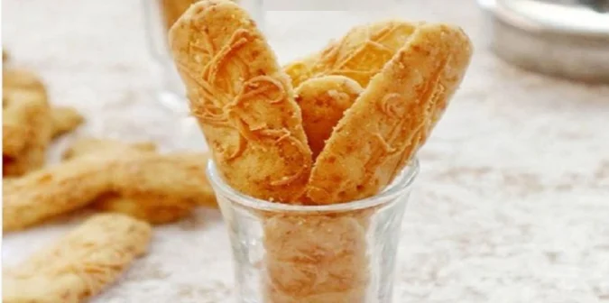 hidangan kue lebaran di meja