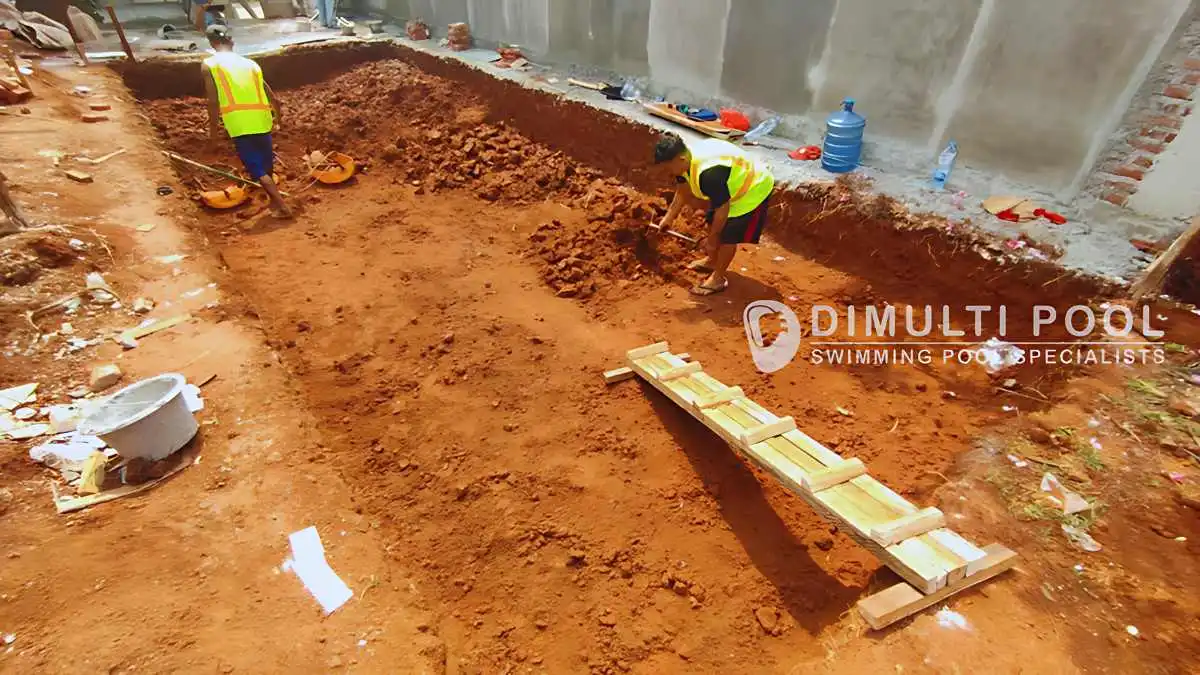 galian tanah kolam renang