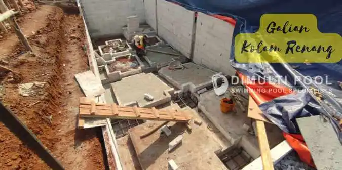galian tanah kolam renang