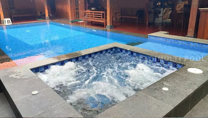 Contoh kolam jacuzzi.