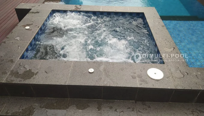 Contoh kolam jacuzzi.