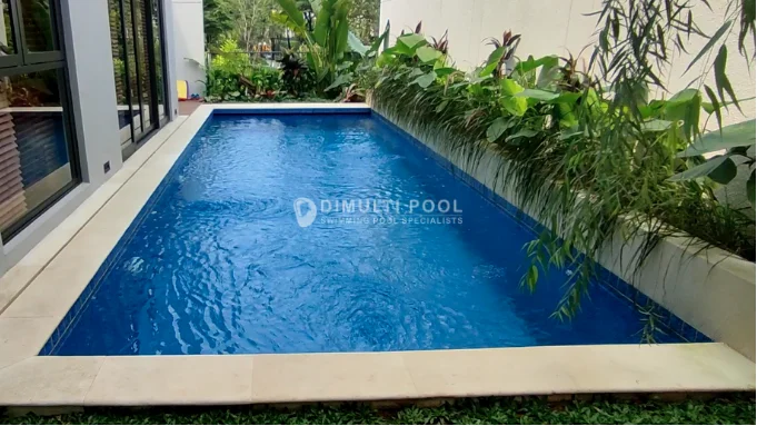 Contoh kolam renang lap pool.