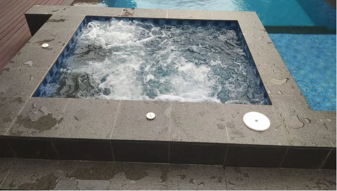 Contoh kolam whirlpool permanen.