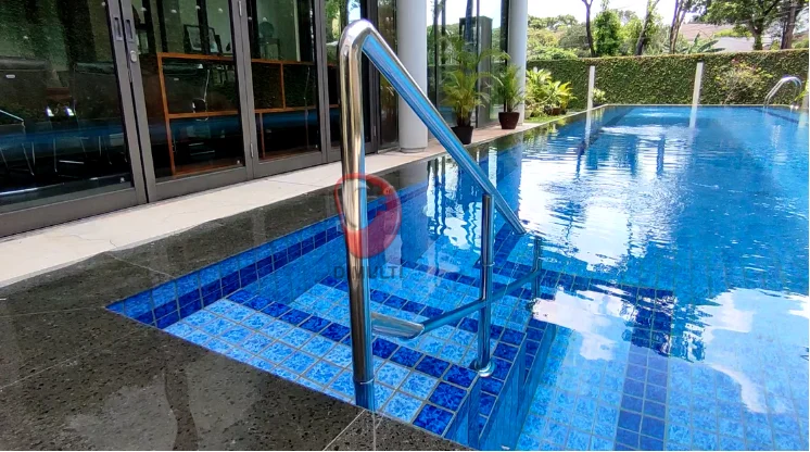 Contoh pemasangan railing untuk pegangan tangga.