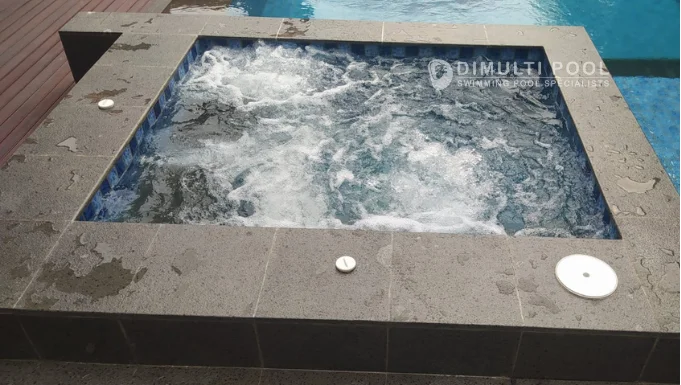 Contoh pembuatan kolam jacuzzi yang menyatu dengan kolam renang utama.