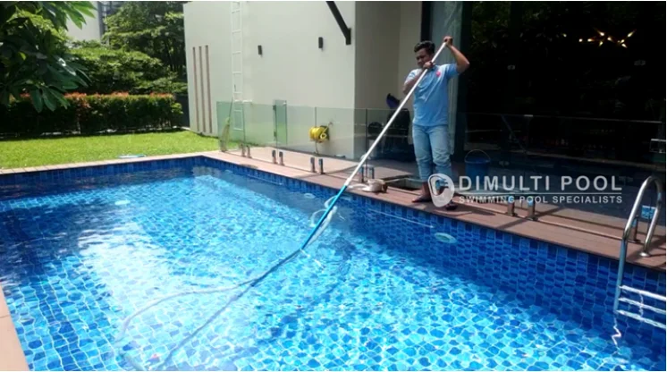 Contoh penggunaan pagar untuk area kolam renang.