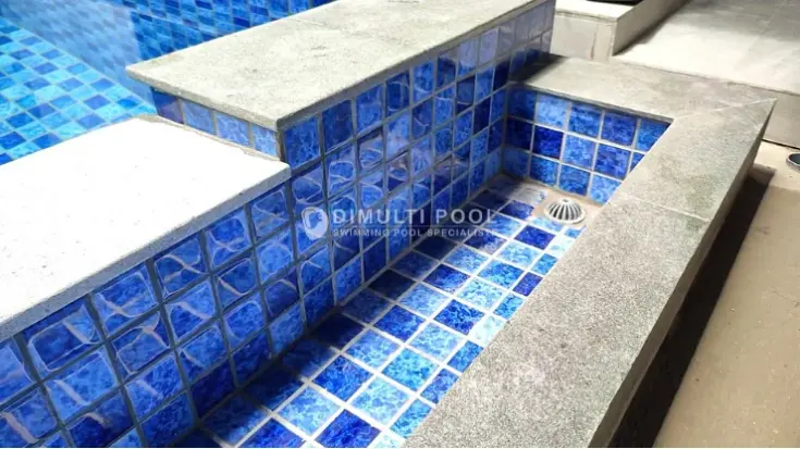 Gutter pada kolam renang infinity pool.