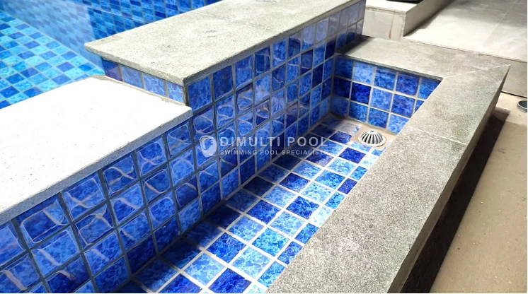 Gutter pada kolam renang infinity pool.