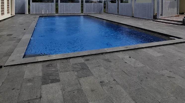 Plasa kolam renang. Salah satu tempat masalah kolam renang licin.