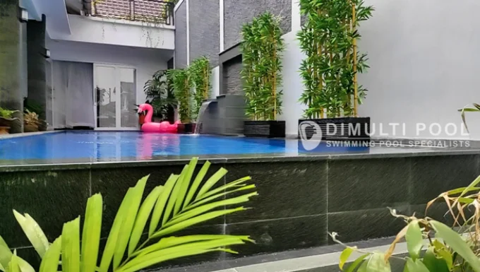 Kolam infinity pool yang dibuat tertutup.