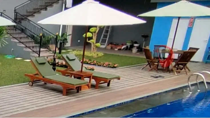 kursi kolam renang untuk bersantai.