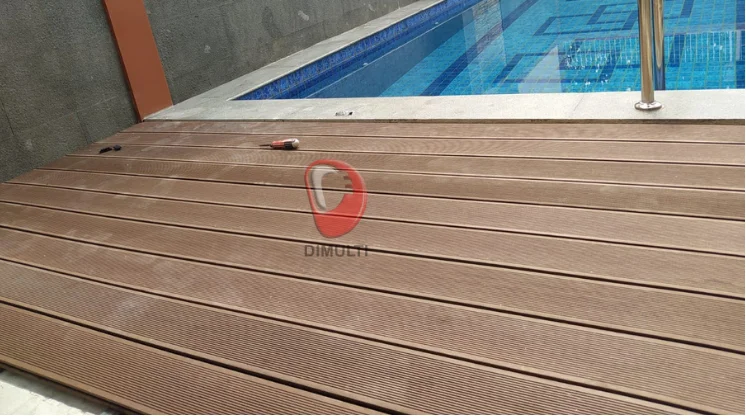 Material WPC, salah satu yang direkomendasikan untuk plasa kolam renang.