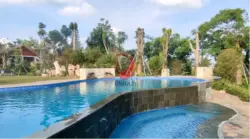 Pembuatan area taman. Bisa menyebabkan tanah masuk ke kolam renang.