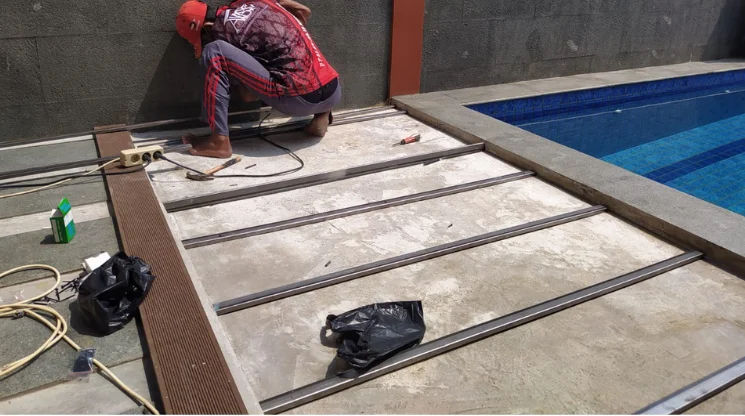 Proses pemasangan decking WPC kolam renang
