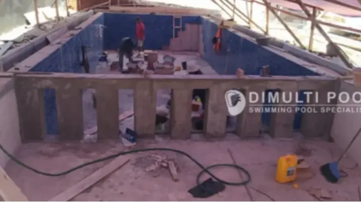 Pembuatan sekat pembatas kolam renang