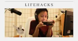 Anak bermain game online di ponsel dengan headphone di kamar, contoh kebiasaan bermain game berlebihan pada anak. Main game berlebihan menunjukkan bahaya game online