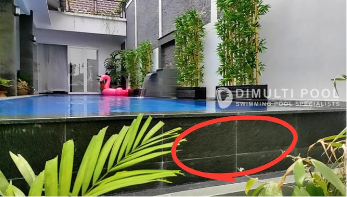 Contoh dinding kolam infinity pool, bagian yang harus dibersihkan.