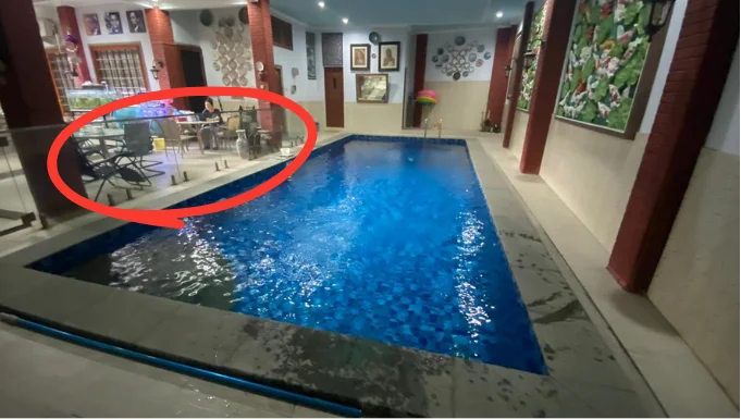 Contoh pemasangan pagar kaca di kolam renang indoor, bisa digunakan sebagai pengaman rooftop