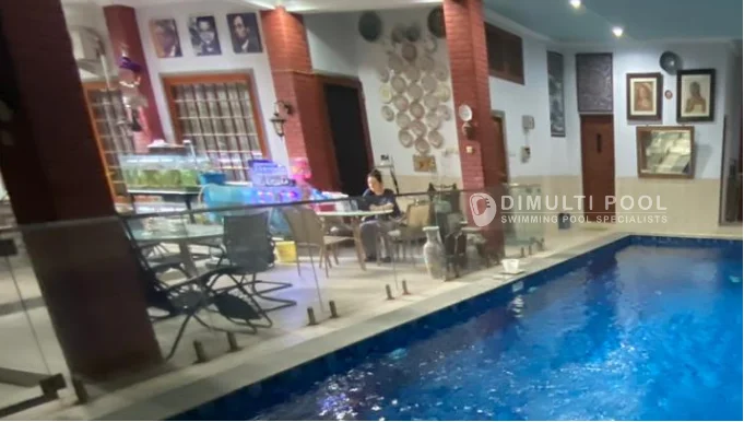 Contoh pemasangan pagar kaca di kolam renang indoor