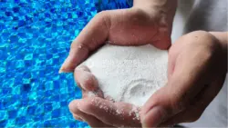 Kaporit kolam renang. Ini cara mencegah bau kaporit di kolam renang indoor yang kuat.
