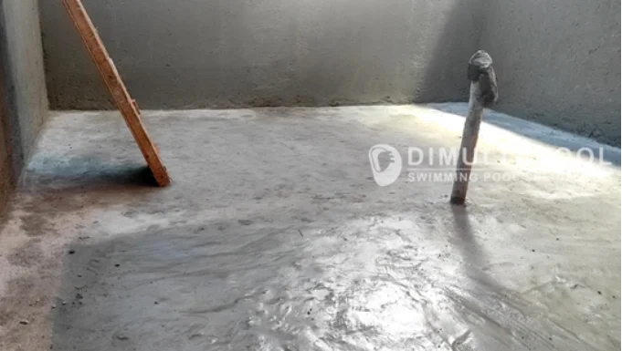 Proses waterproofing kolam renang.
