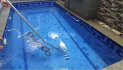 Vacuum kolam renang. Salah satu perawatan mencegah kolam renang rooftop mudah kotor.