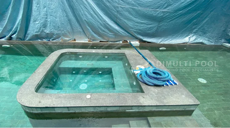 Contoh kolam jacuzzi.
