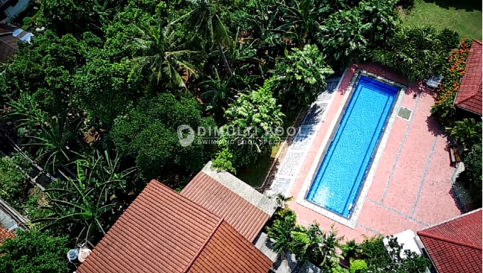 Contoh kolam lap pool yang dibuat di fasilitas pribadi.