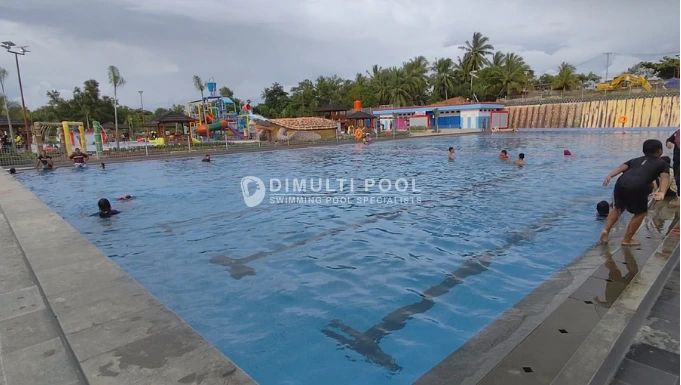 Contoh kolam renang olympic yang dijadikan tempat wisata.