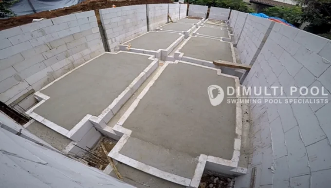 Contoh pembuatan pondasi tapak kolam renang.