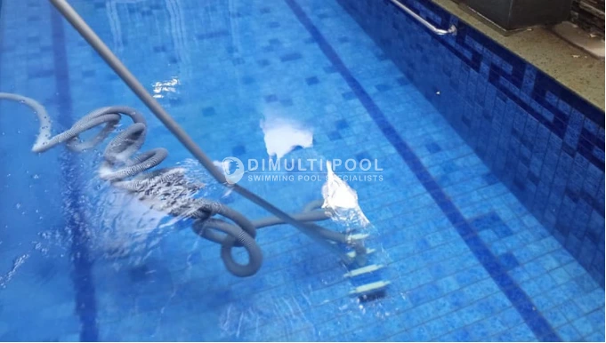 Ilustrasi melakukan vacuum kolam renang.