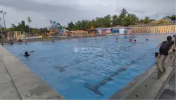 Membersihkan kolam renang olympic harus rutin. Terutama kalau sering digunakan seperti ini.